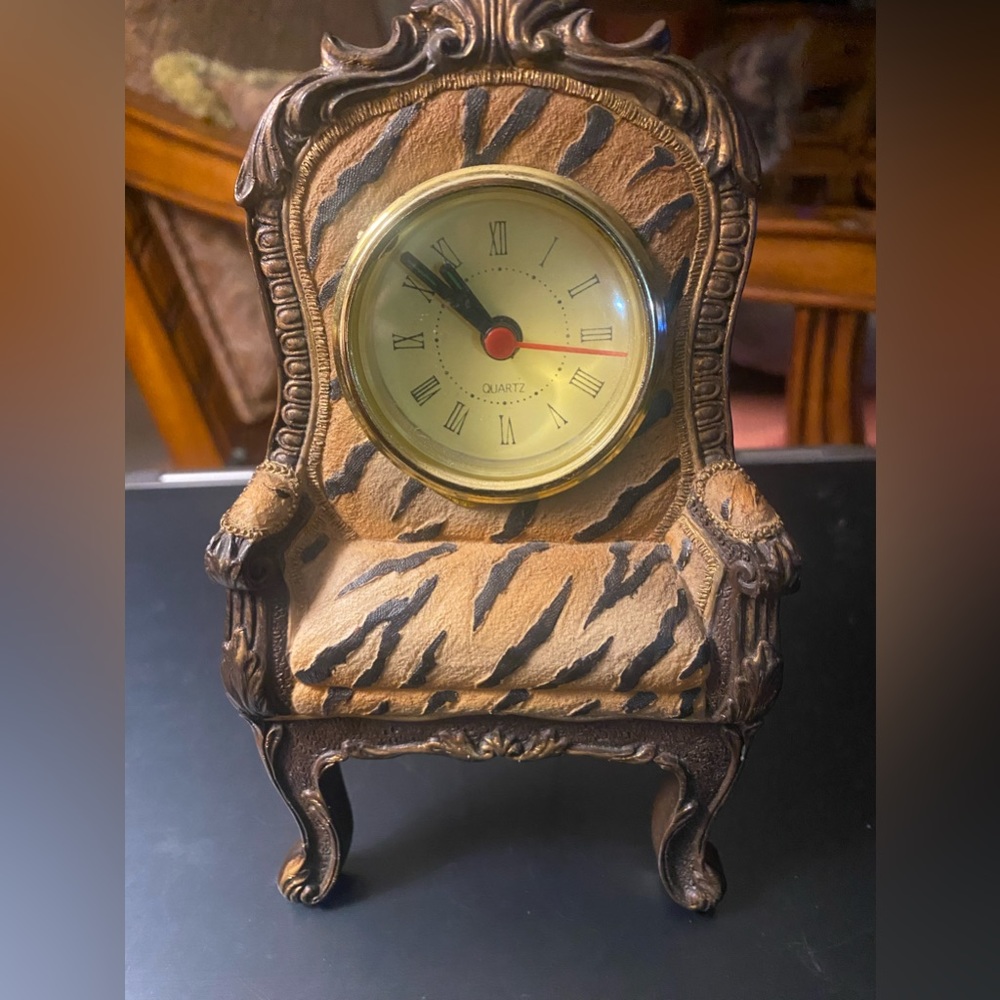 RARE FIND Vtg. Mantel Clock Mini Chair Battery Operated Resin Wood Tiger Print